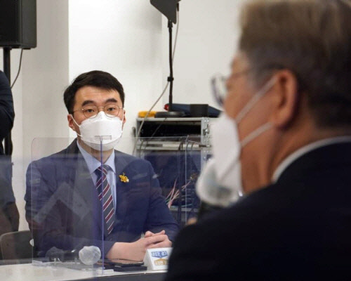 더불어민주당 대선 경선 후보인 이재명(오른쪽) 경기도지사의 후보 수행실장을 맡고 있는 김남국(왼쪽) 국회의원.김남국 의원 페이스북 사진 갈무리